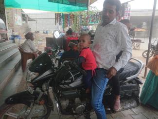 Bébé sur une moto