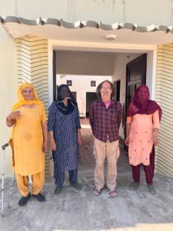 de gauche à droite : Santro Devi, Saroj Saï et Nirmala Saï